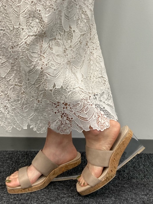 ホワイト系のスカート、ブラウン系のニット/セーター、ベージュ系のサンダルを着用したレディースの春コーディネートの6枚目の写真