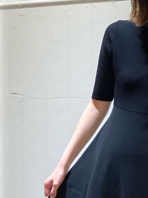 ブラック系のワンピース、ブラック系のその他シューズを着用したレディースの夏コーディネートの4枚目の写真