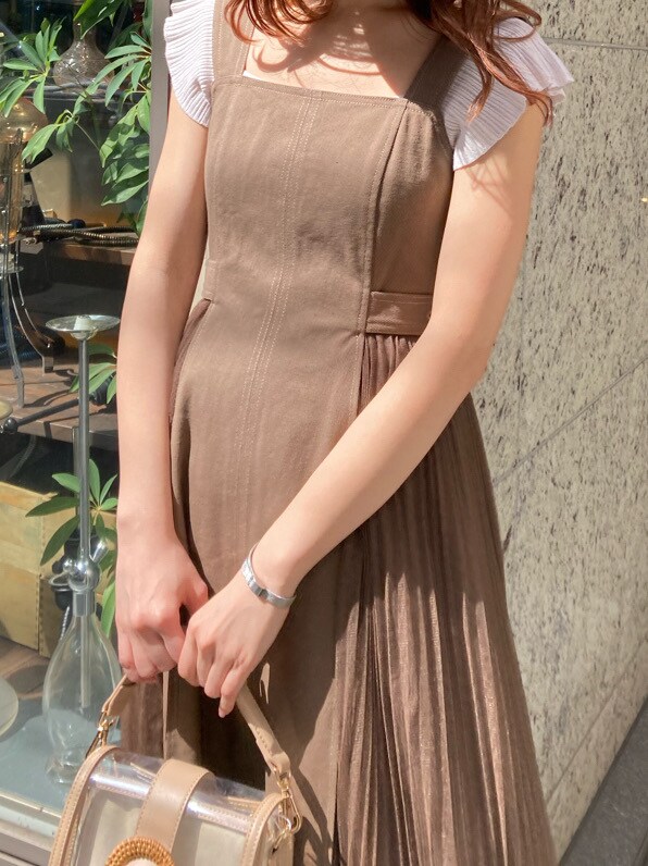 ブラウン系のワンピース、ホワイト系のニット/セーターを着用したレディースの春コーディネートの2枚目の写真