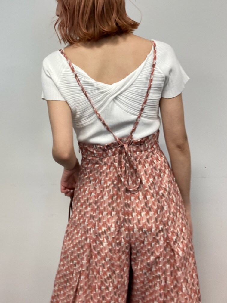 ブラウン系のサンダル、オレンジ系のその他パンツ、ホワイト系のニット/セーターを着用したレディースの春コーディネートの4枚目の写真