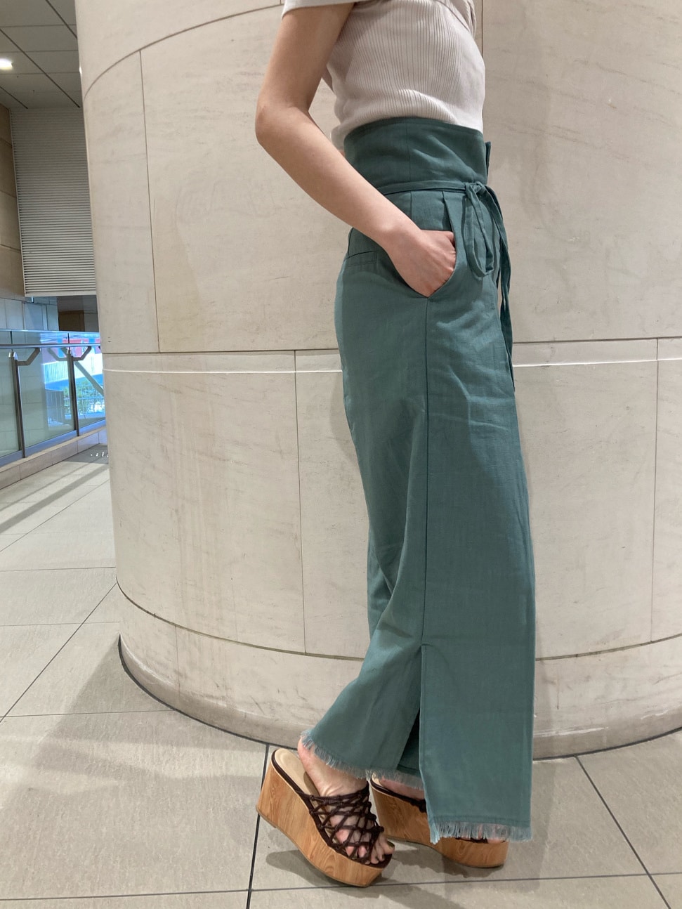 ブラウン系のサンダル、グリーン系のその他パンツ、ホワイト系のニット/セーターを着用したレディースの春コーディネートの5枚目の写真