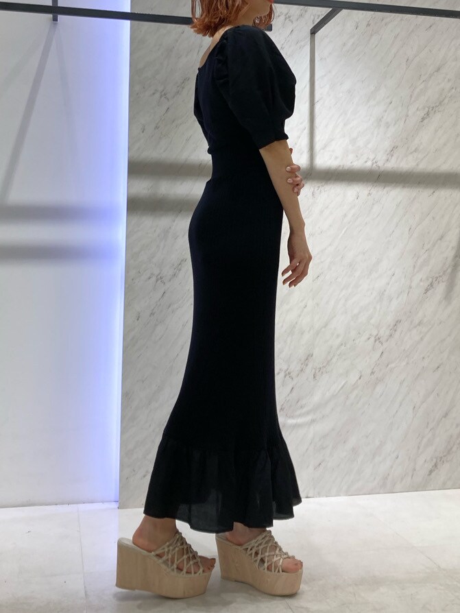 ブラック系のワンピース、ホワイト系のサンダルを着用したレディースの春コーディネートの3枚目の写真