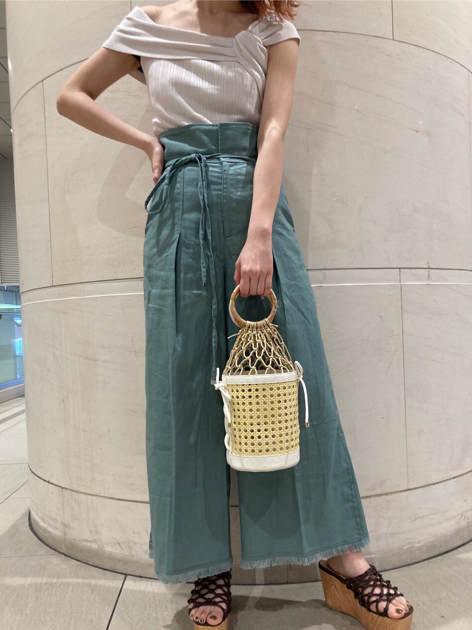 ブラウン系のサンダル、グリーン系のその他パンツ、ホワイト系のニット/セーターを着用したレディースの春コーディネートの3枚目の写真