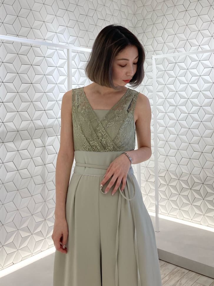 グリーン系のワンピースを着用したレディースの夏コーディネートの2枚目の写真