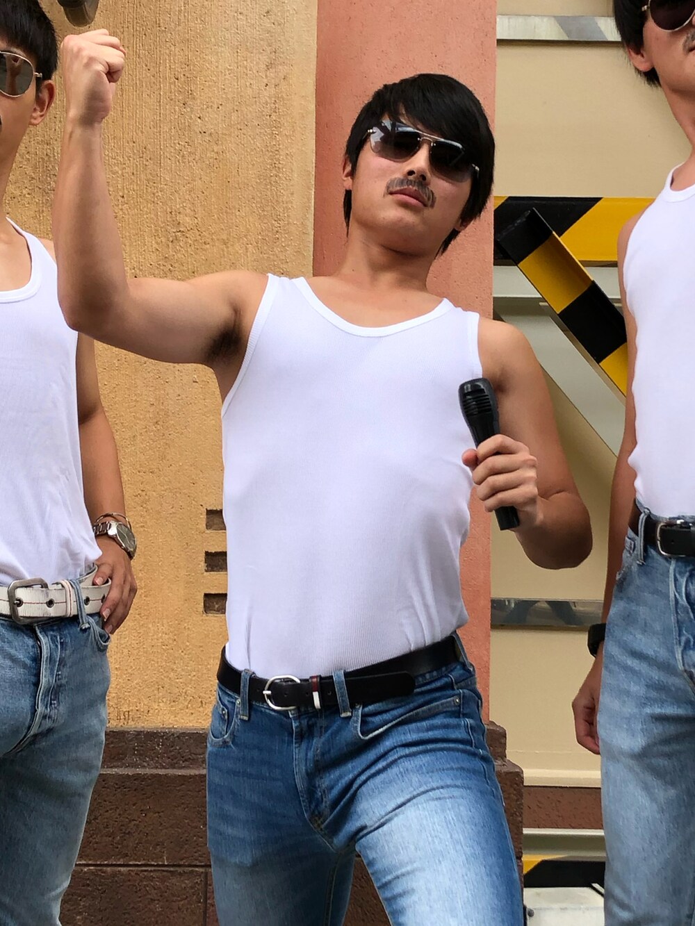 ホワイト系のタンクトップ、ブラック系のサングラスを着用したメンズの春コーディネートの2枚目の写真