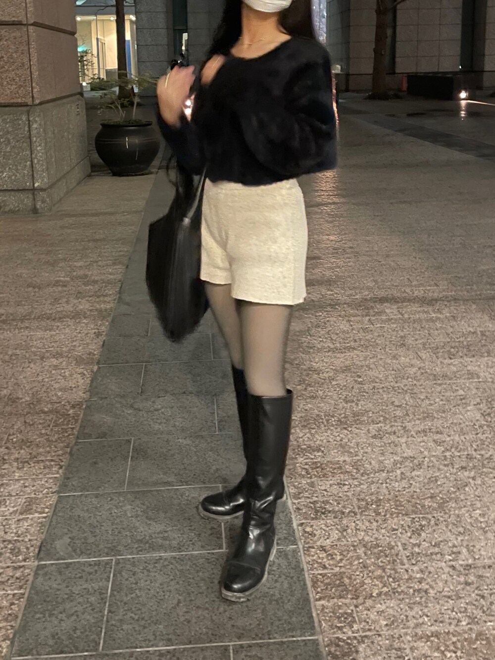 ホワイト系のその他パンツ、ブラック系のカーディガン/ボレロ、ブラック系のトートバッグを着用したレディースの冬コーディネートの2枚目の写真