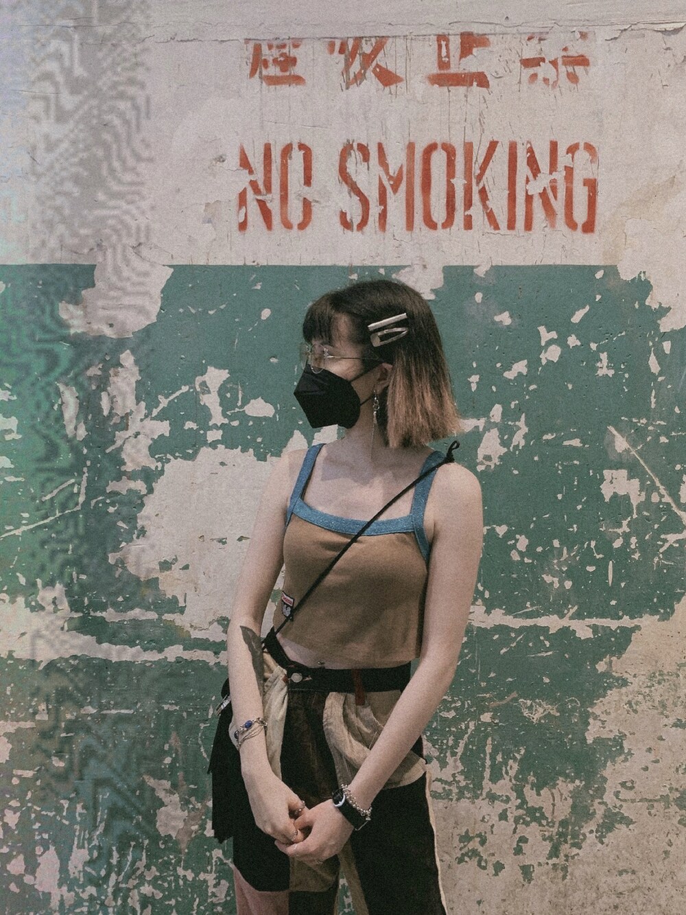 ブラック系のシューズを着用したレディースの夏コーディネートの2枚目の写真