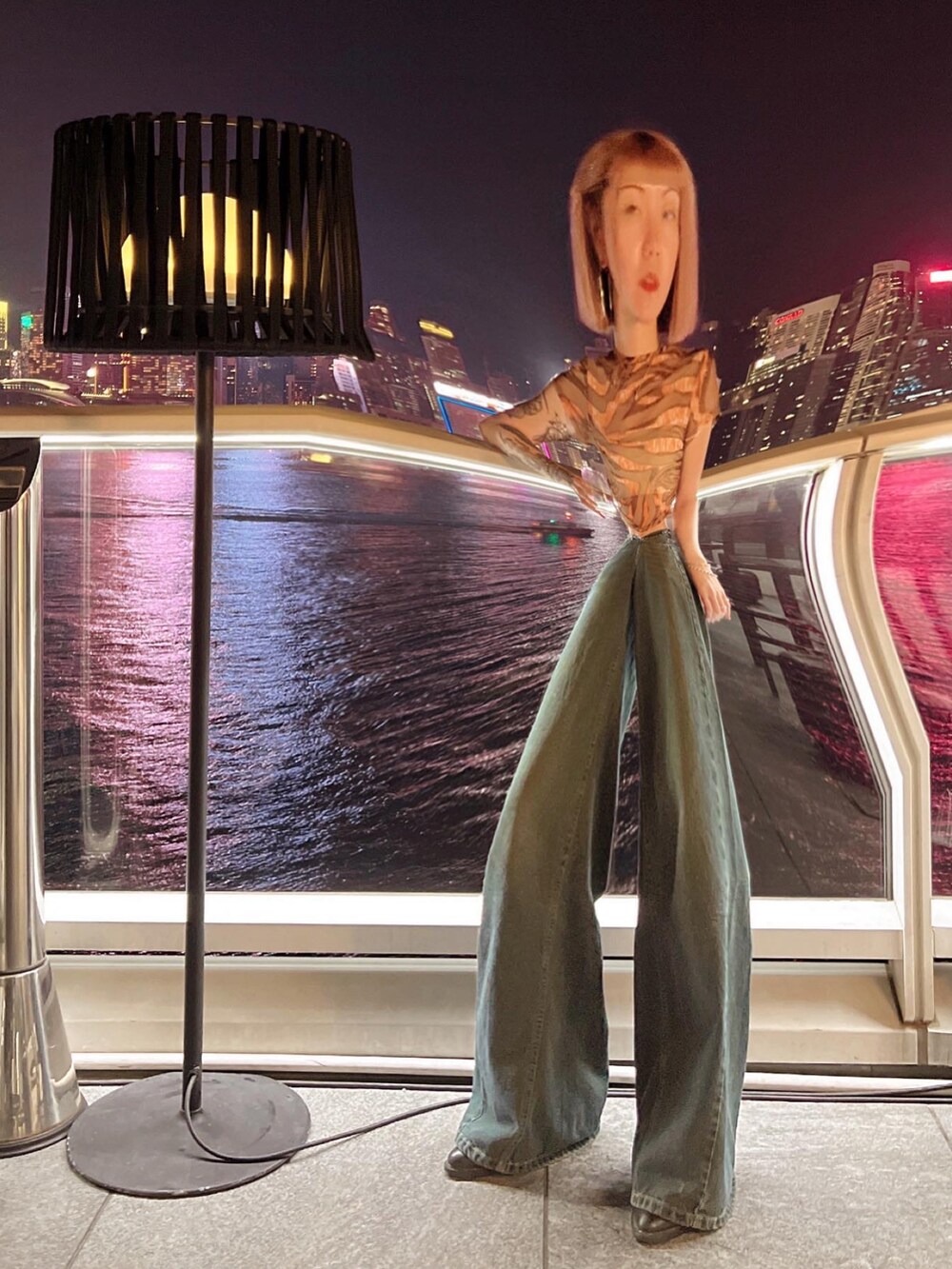 ブラック系のシューズを着用したレディースの夏コーディネートの3枚目の写真