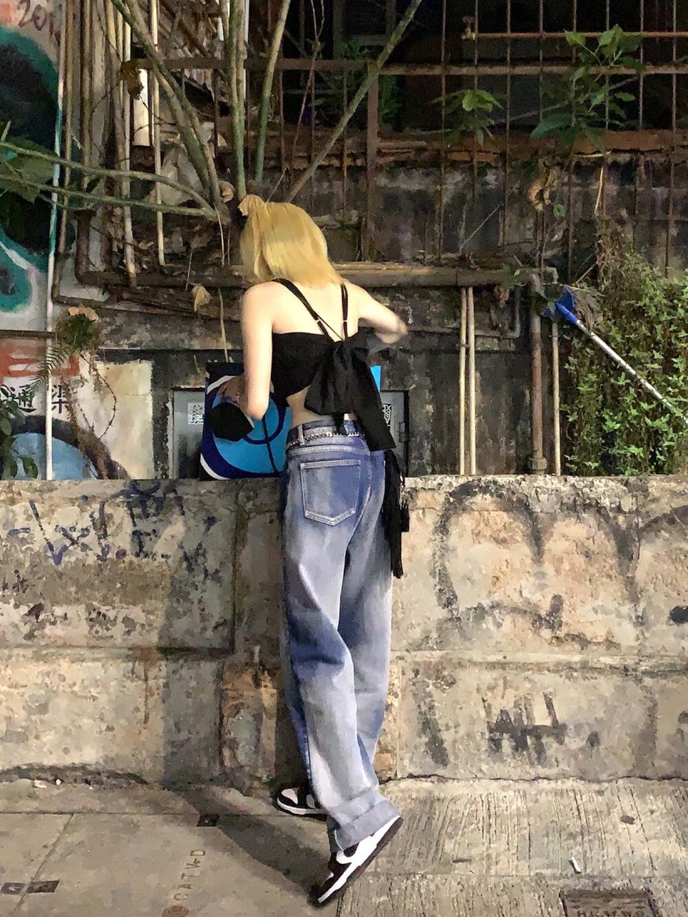 ブラック系のスニーカーを着用したレディースの夏コーディネートの2枚目の写真