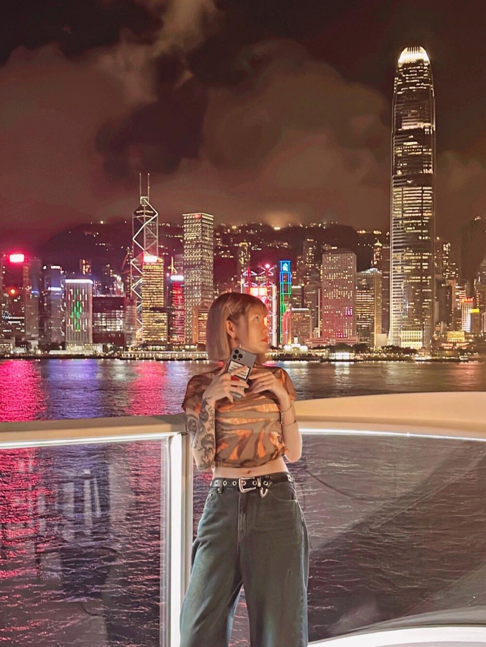 ブラック系のシューズを着用したレディースの夏コーディネートの2枚目の写真