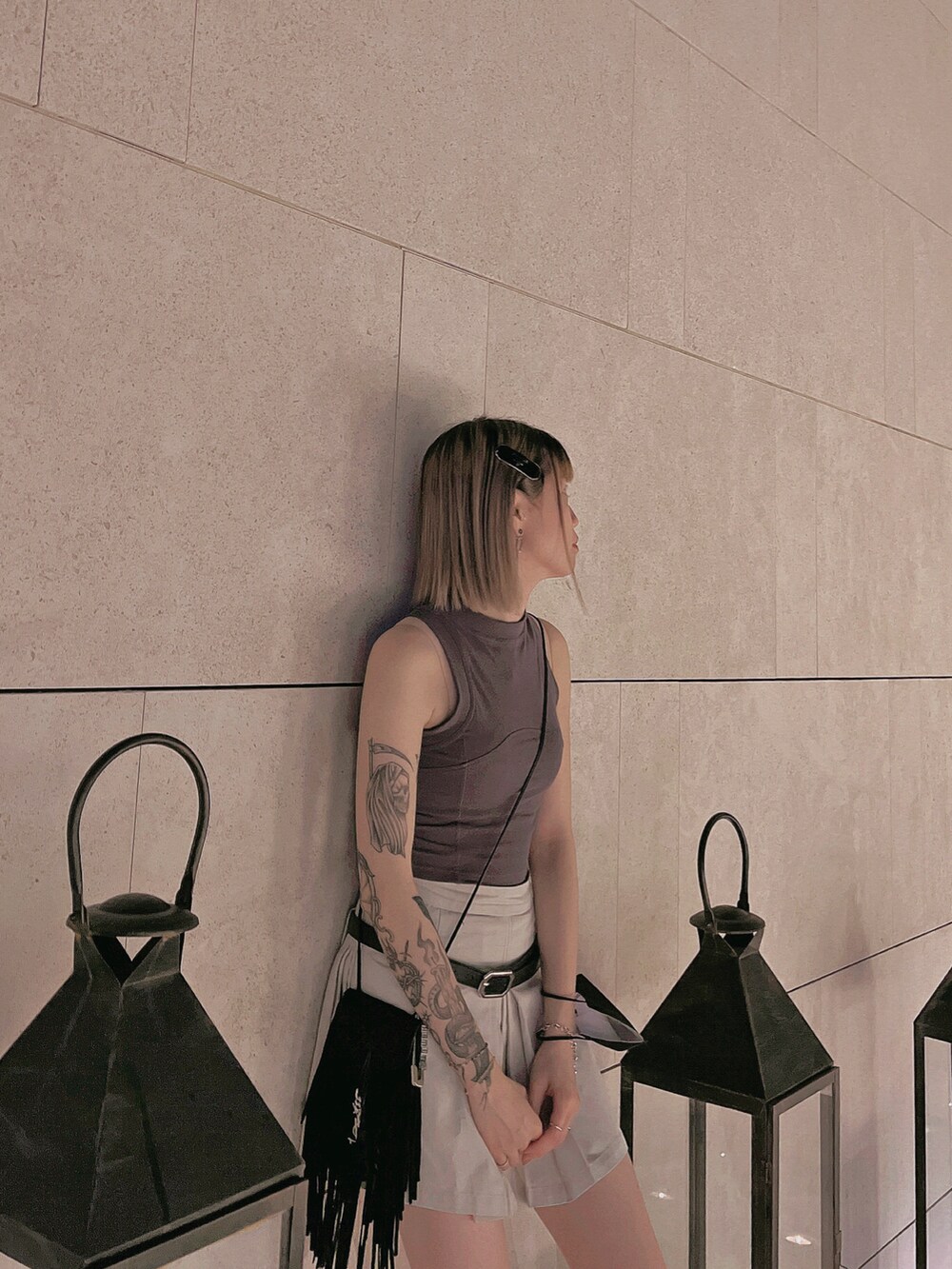 ブラック系のショルダーバッグ、ブラック系のシューズ、ブラック系のバレッタ/ヘアクリップを着用したレディースの秋コーディネートの2枚目の写真