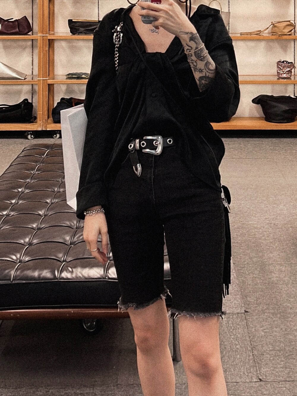 ブラック系のシャツ/ブラウス、ブラック系のスニーカー、ブラック系のショルダーバッグを着用したレディースの夏コーディネートの2枚目の写真