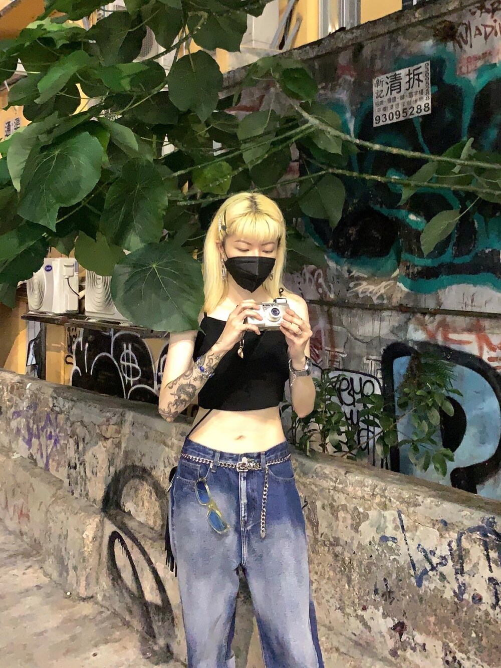 ブラック系のスニーカーを着用したレディースの夏コーディネートの3枚目の写真