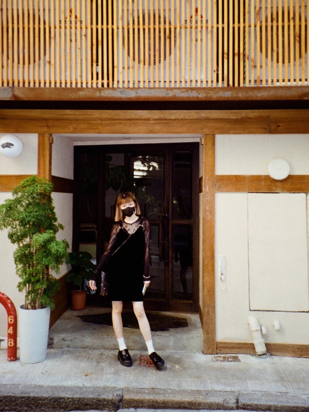 ブラック系のニット/セーターを着用したレディースの冬コーディネートの2枚目の写真