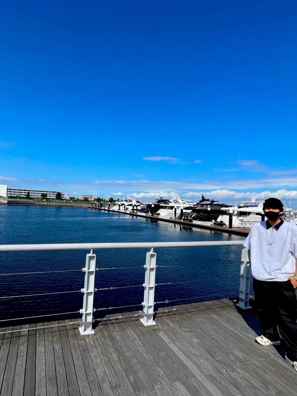 ブラック系のその他パンツ、グレー系のポロシャツ、ベージュ系のスニーカーを着用したメンズの夏コーディネートの2枚目の写真