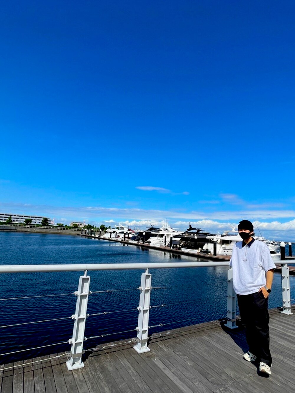 ブラック系のその他パンツ、グレー系のポロシャツ、ベージュ系のスニーカーを着用したメンズの夏コーディネートの3枚目の写真