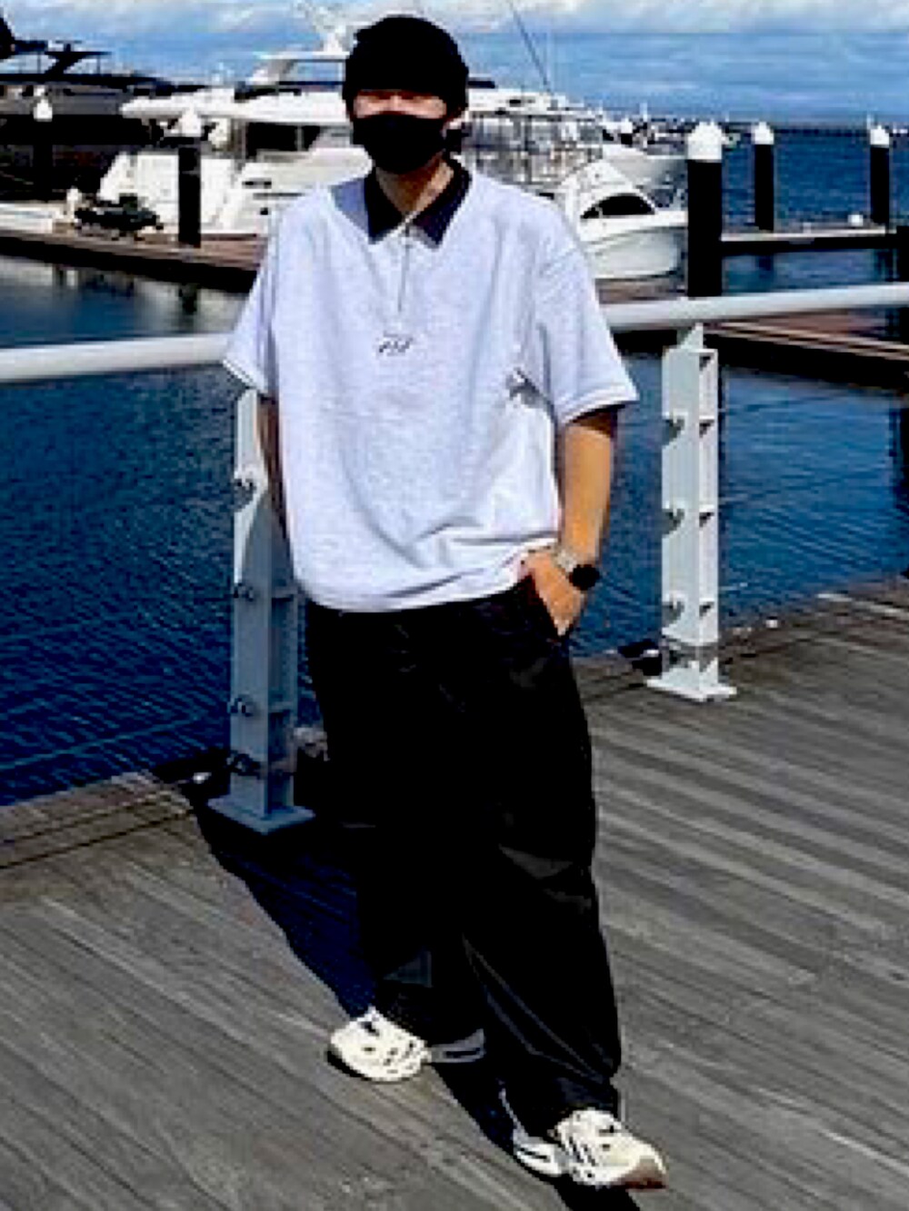 ブラック系のその他パンツ、グレー系のポロシャツ、ベージュ系のスニーカーを着用したメンズの夏コーディネートの4枚目の写真