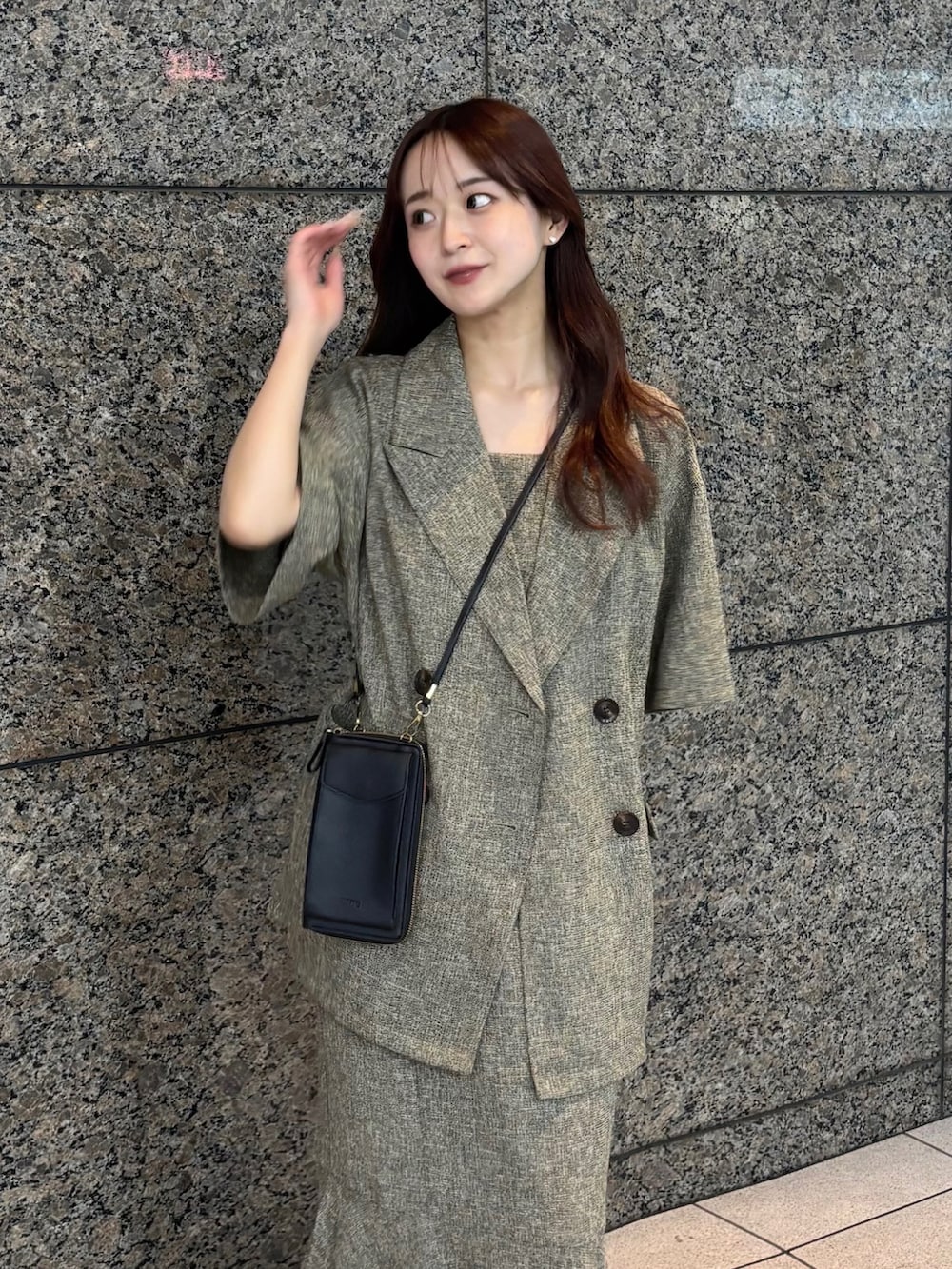 ブラウン系のテーラードジャケット、ベージュ系のワンピース、ブラック系のパンプスを着用したレディースの春コーディネートの2枚目の写真