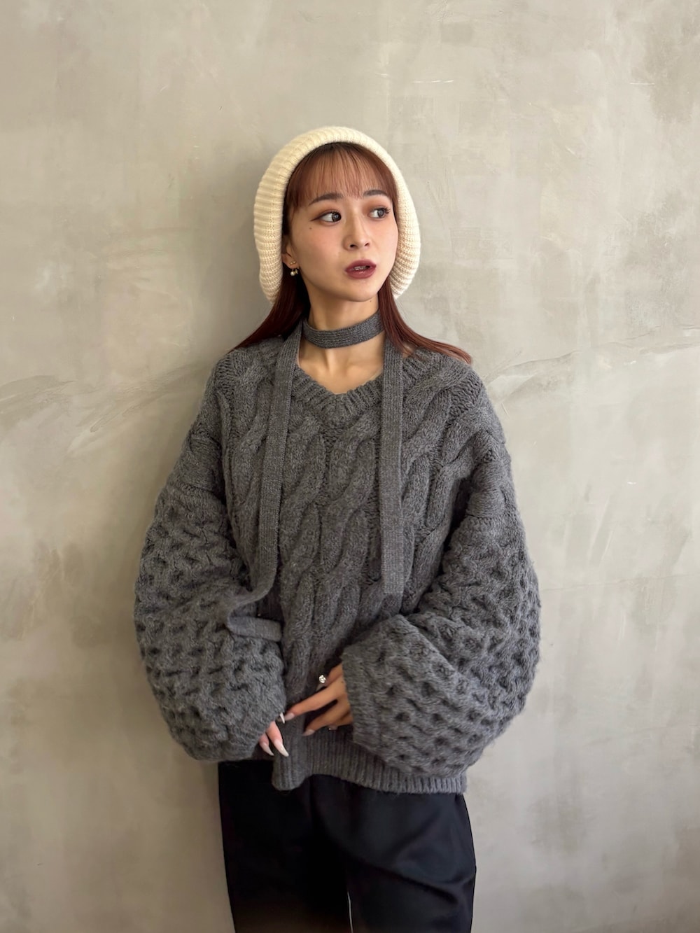 グレー系のトップス、その他のその他を着用したレディースの冬コーディネートの2枚目の写真