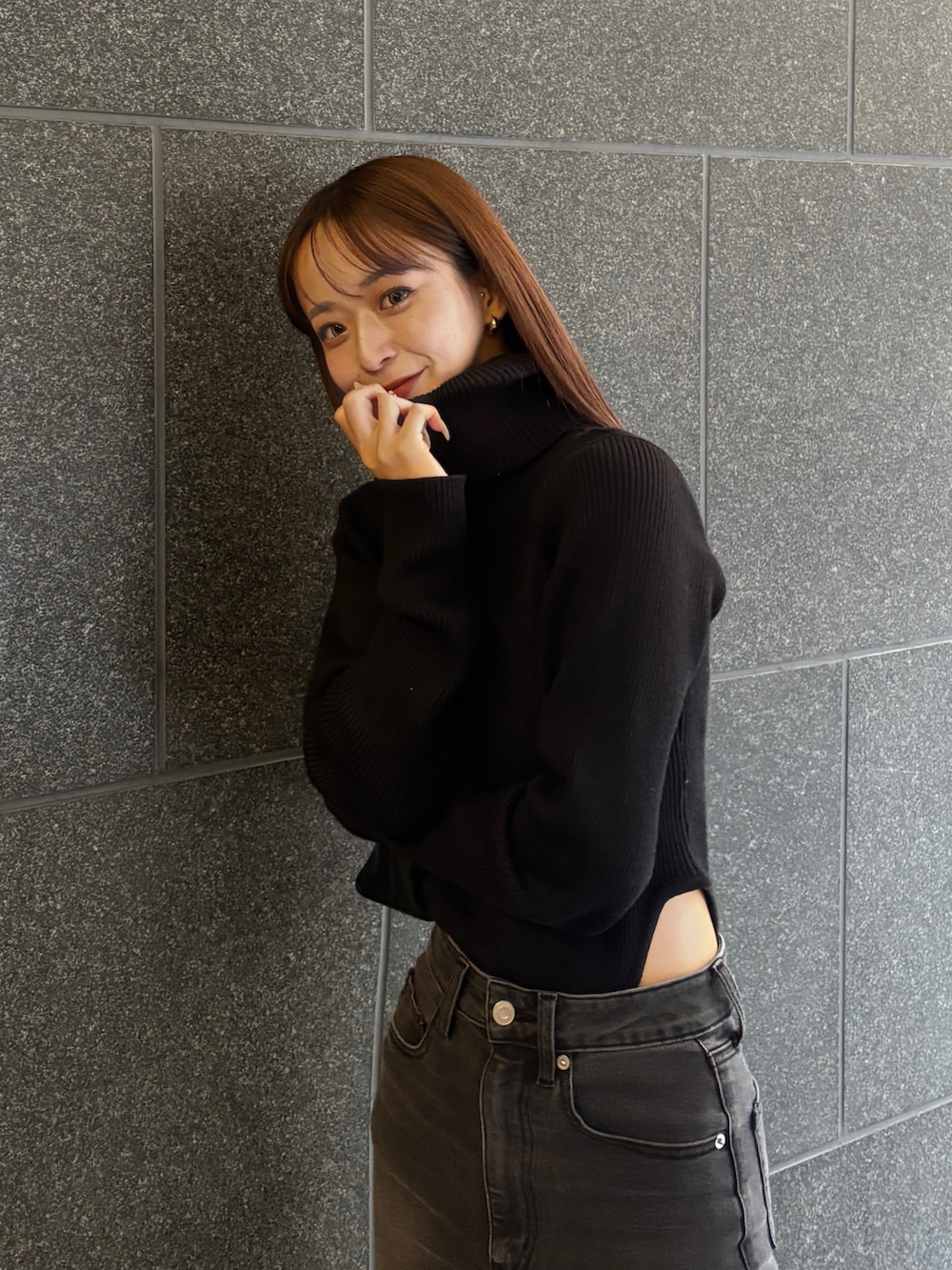 ブラック系のニット/セーター、ブラック系のハンドバッグ、その他のその他を着用したレディースの冬コーディネートの2枚目の写真