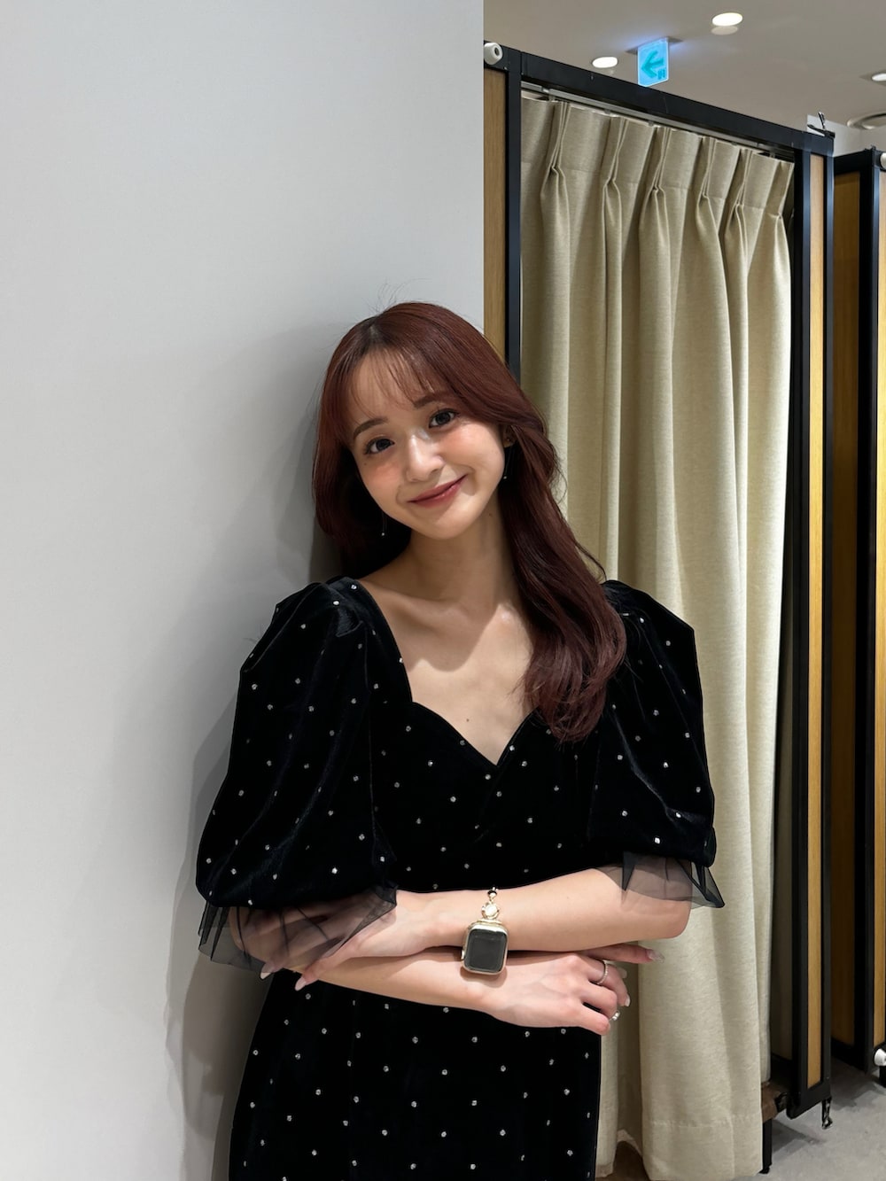 ブラック系のワンピース、ブラック系のパンプス、その他の化粧下地を着用したレディースの秋コーディネートの2枚目の写真