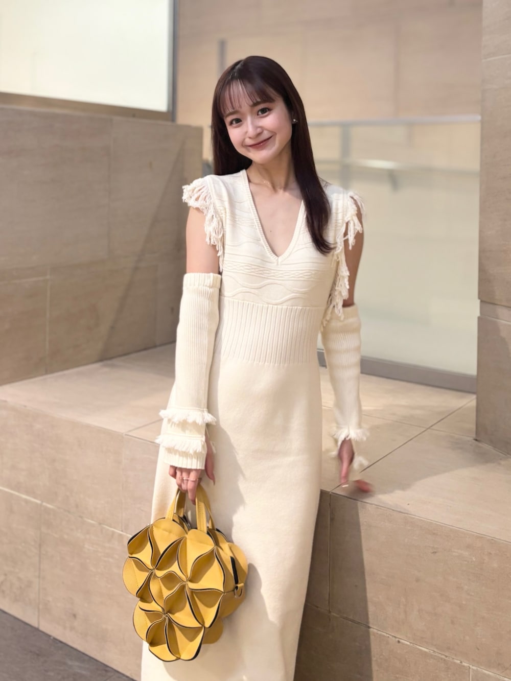 その他のワンピース、イエロー系のバッグ、ブラック系のパンプスを着用したレディースの春コーディネートの2枚目の写真