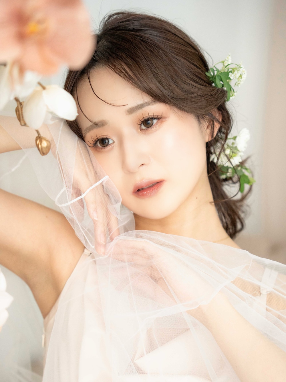 ホワイト系のハイライト/シェーディング、ブラウン系の口紅/リップティント/グロス、ベージュ系のファンデーションを着用したレディースの冬コーディネートの2枚目の写真