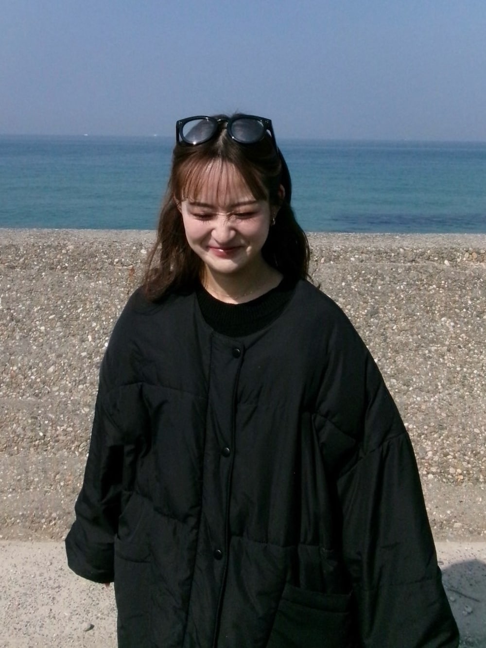 ブラック系のパンプス、ブラック系のタイツ/ストッキングを着用したレディースの冬コーディネートの2枚目の写真