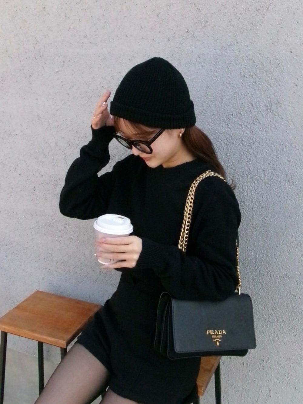 ブラック系のショルダーバッグ、ブラック系のパンプス、ブラック系のニット/セーターを着用したレディースの冬コーディネートの2枚目の写真