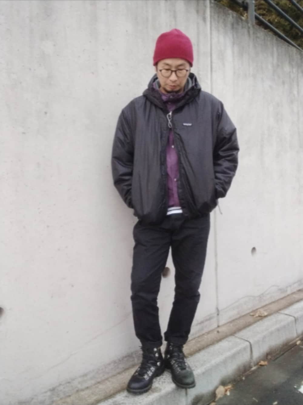 ホワイト系のTシャツ/カットソー、ブラック系のダウンジャケット/コート、パープル系のマウンテンパーカーを着用したメンズの冬コーディネートの2枚目の写真