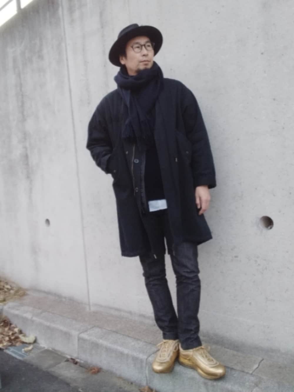 ブラック系のデニムパンツ、ブラック系のモッズコート、ブラック系のニット/セーターを着用したメンズの冬コーディネートの2枚目の写真