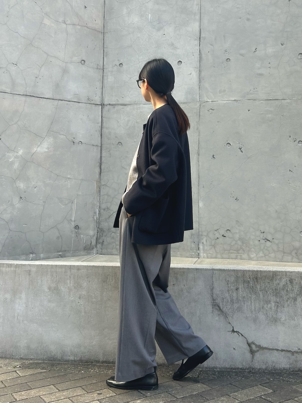 グレー系のニット/セーター、グレー系のその他パンツ、ブルー系のその他アウターを着用したレディースの秋コーディネートの4枚目の写真