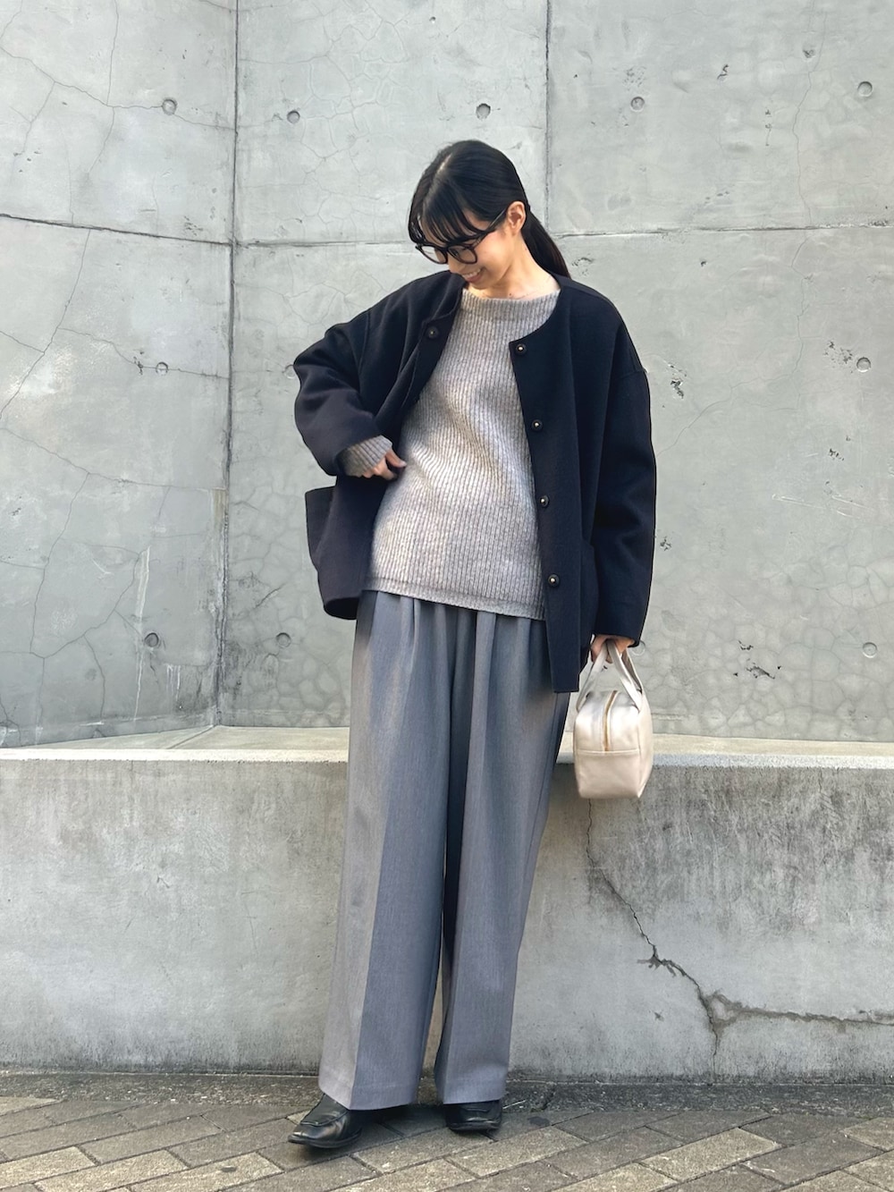 グレー系のニット/セーター、グレー系のその他パンツ、ブルー系のその他アウターを着用したレディースの秋コーディネートの3枚目の写真