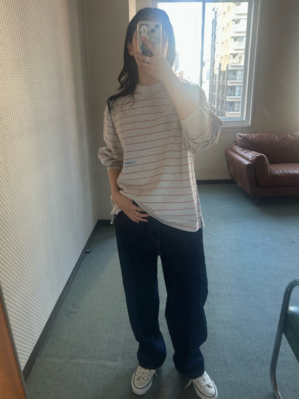 グレー系のTシャツ/カットソー、ブルー系のデニムパンツを着用したレディースの冬コーディネートの2枚目の写真