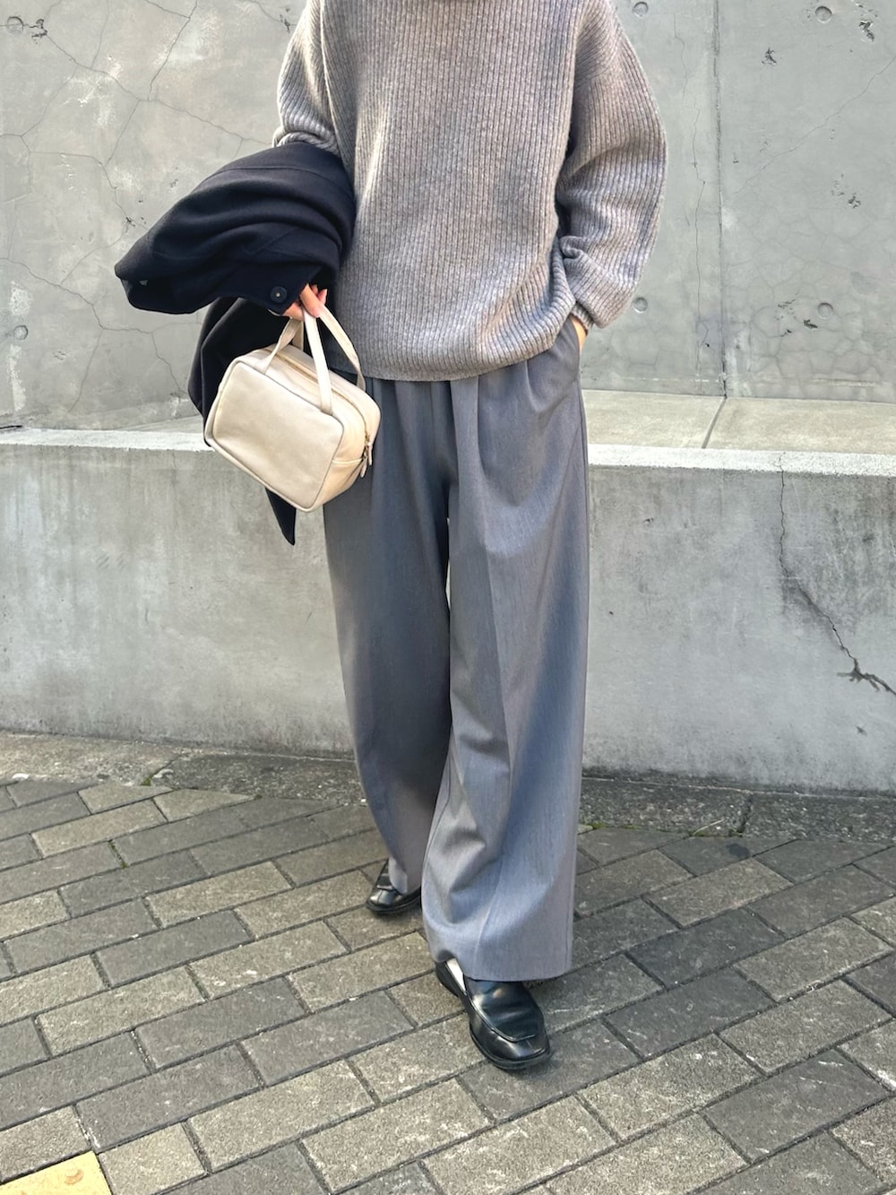 グレー系のニット/セーター、グレー系のその他パンツ、ブルー系のその他アウターを着用したレディースの秋コーディネートの2枚目の写真