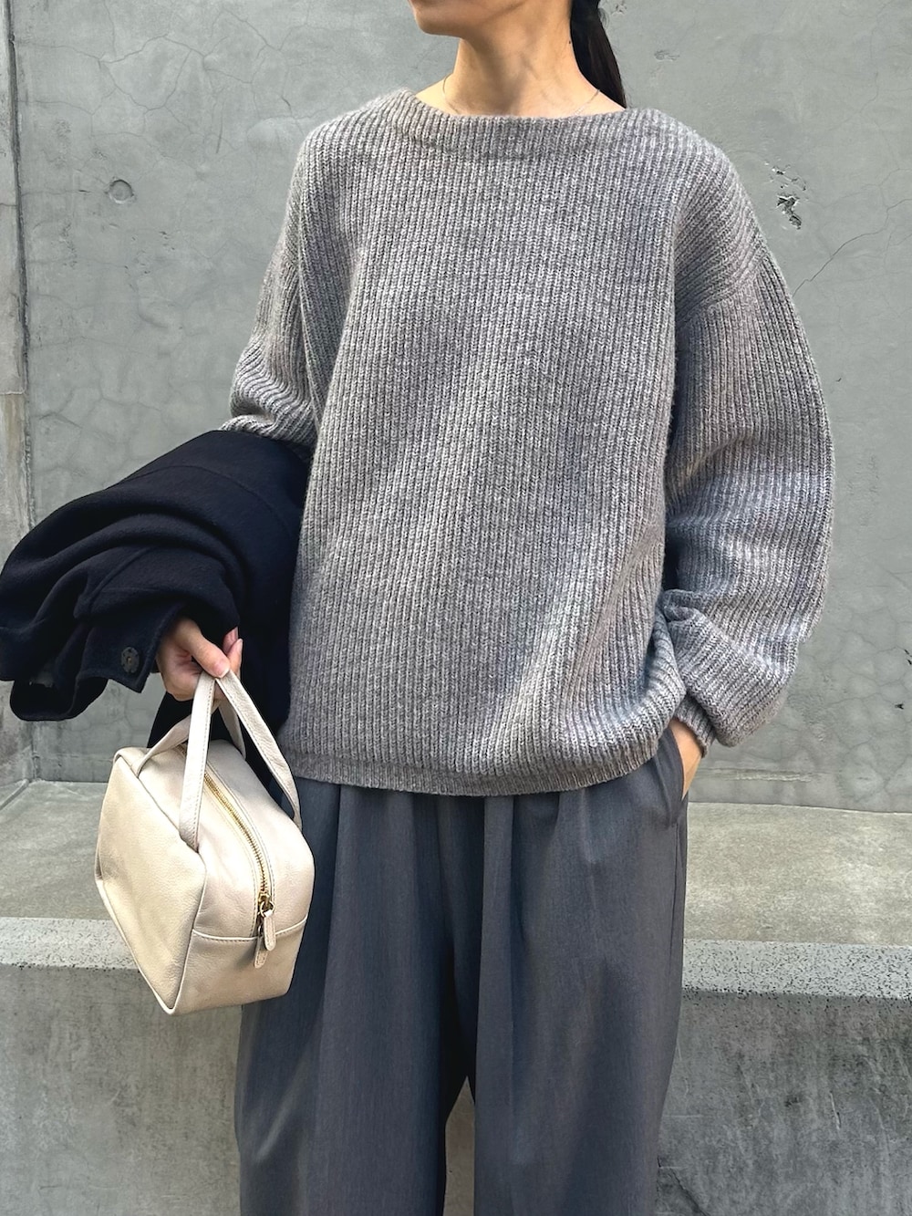 グレー系のニット/セーター、グレー系のその他パンツ、ブルー系のその他アウターを着用したレディースの秋コーディネートの5枚目の写真