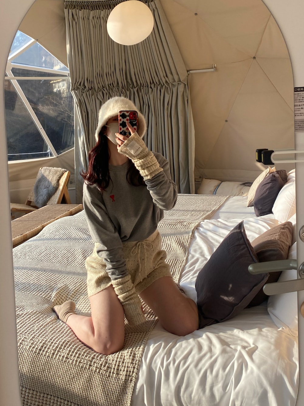 グレー系のスウェット、ホワイト系のその他パンツ、ホワイト系のアームカバーを着用したレディースの冬コーディネートの3枚目の写真