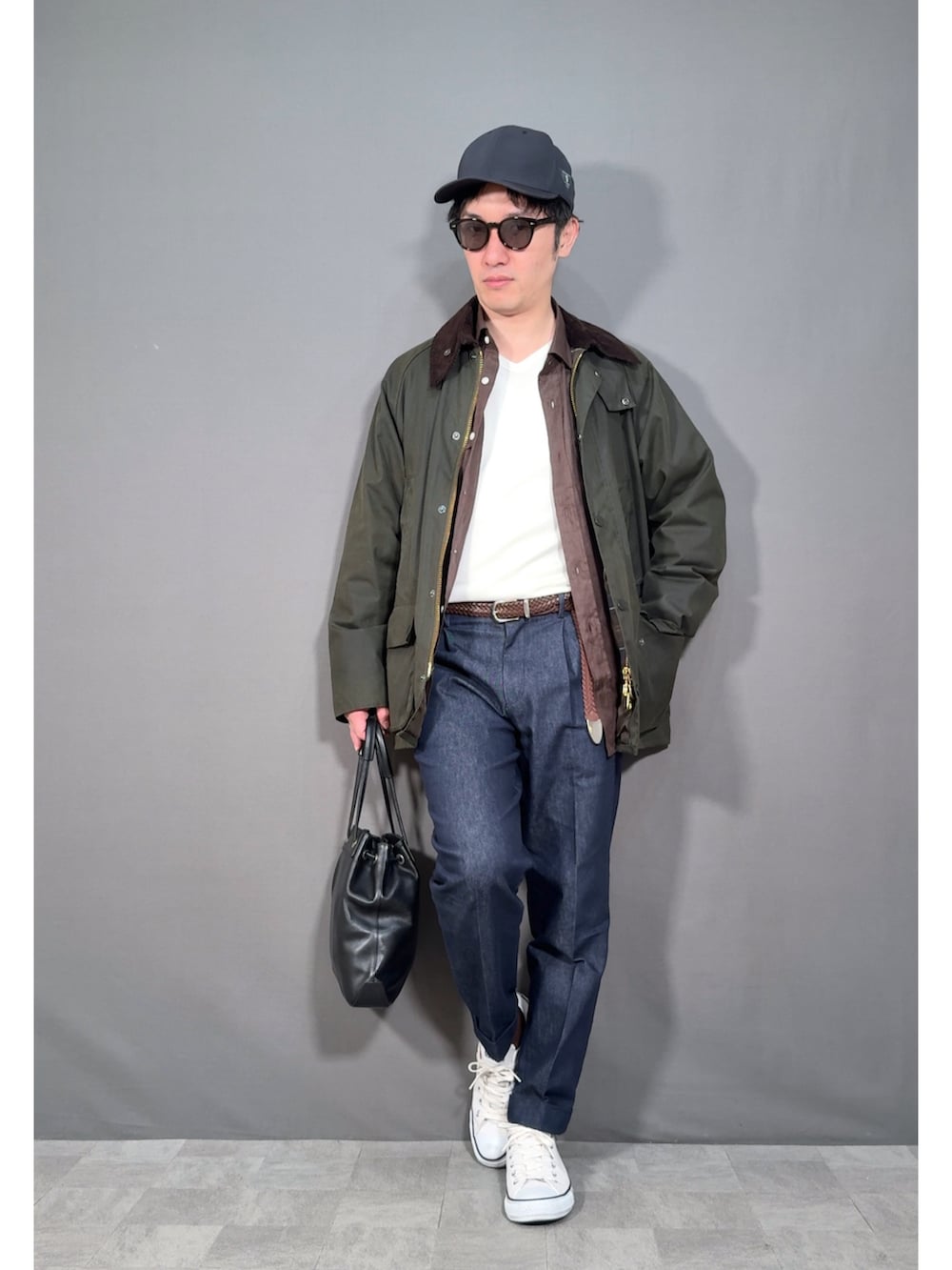 グリーン系のジャケット/アウター、ブルー系のデニムパンツ、ホワイト系のスニーカーを着用したメンズの春コーディネートの4枚目の写真