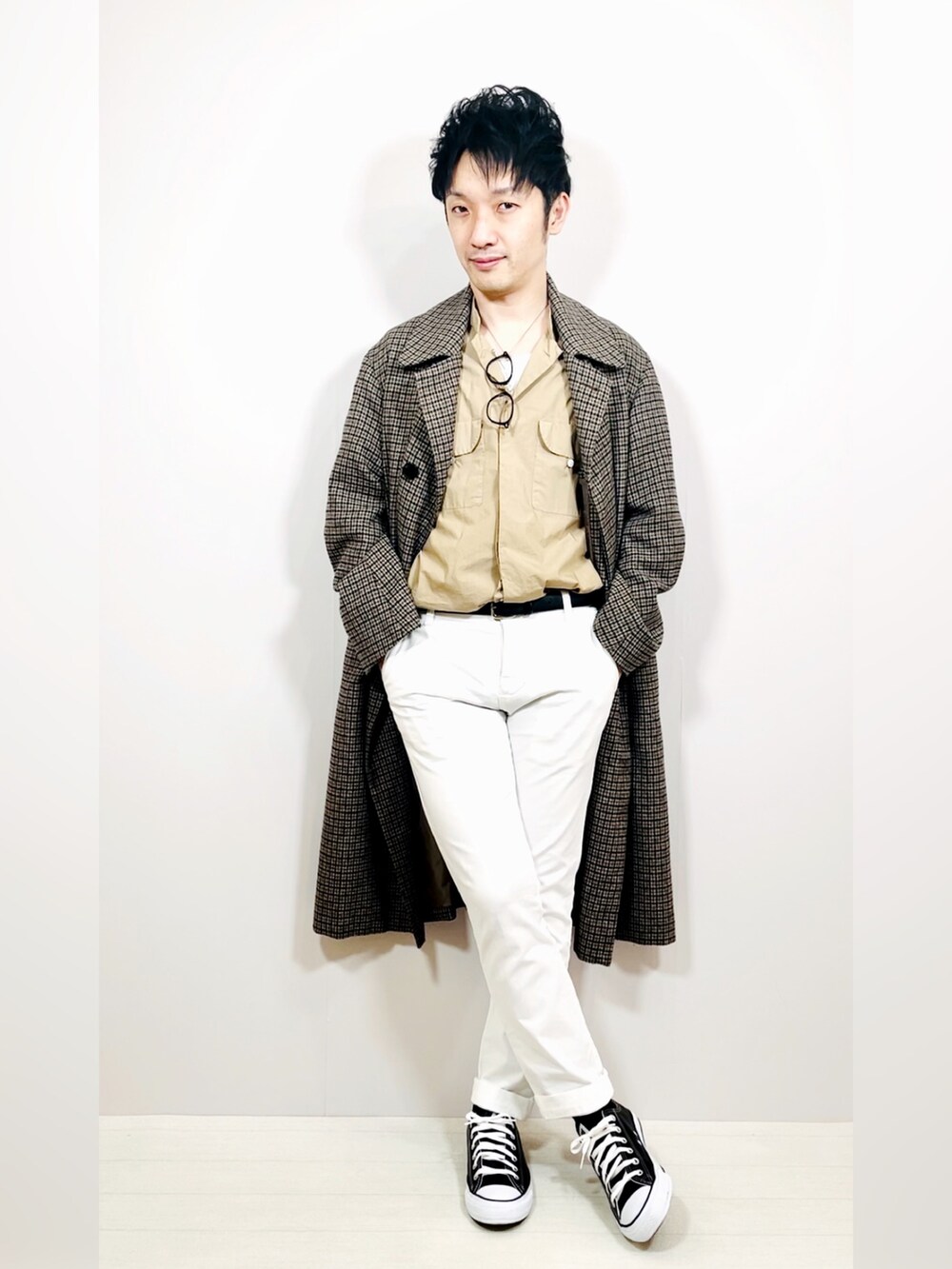 ブラック系のスニーカー、ベージュ系のシャツ/ブラウスを着用したメンズの冬コーディネートの3枚目の写真