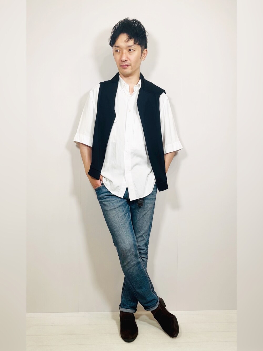 ホワイト系のシャツ/ブラウス、ブルー系のデニムパンツ、ブラウン系のローファーを着用したメンズの春コーディネートの4枚目の写真