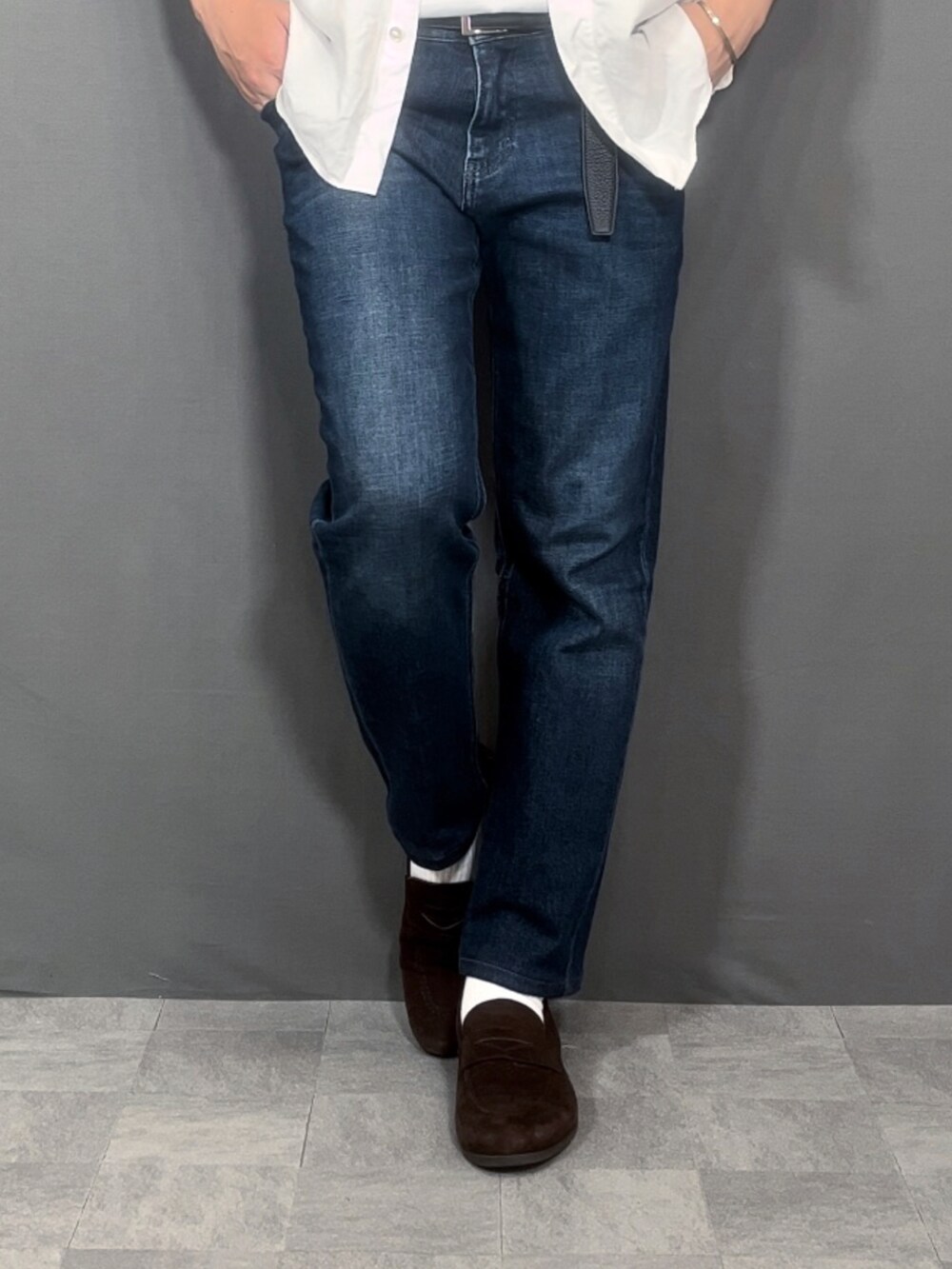 ホワイト系のTシャツ/カットソー、ホワイト系のシャツ/ブラウス、ブルー系のデニムパンツを着用したメンズの夏コーディネートの3枚目の写真