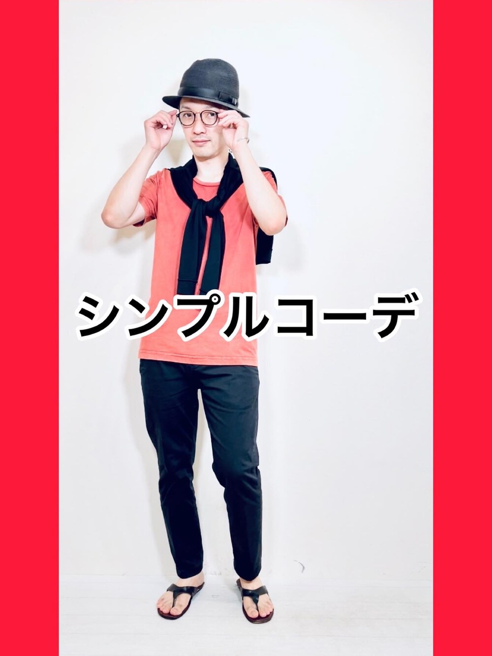 ブラック系のスラックス、レッド系のTシャツ/カットソー、ブラック系のハットを着用したメンズの夏コーディネートの4枚目の写真