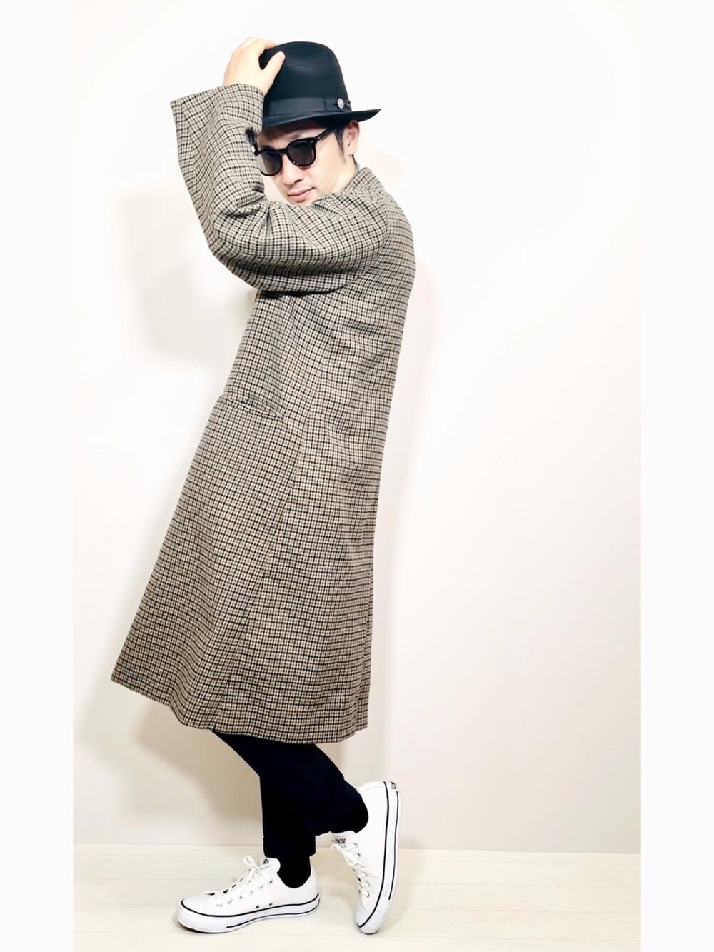 ホワイト系のブルゾン、ベージュ系のステンカラーコート、ブルー系のスラックスを着用したメンズの冬コーディネートの4枚目の写真