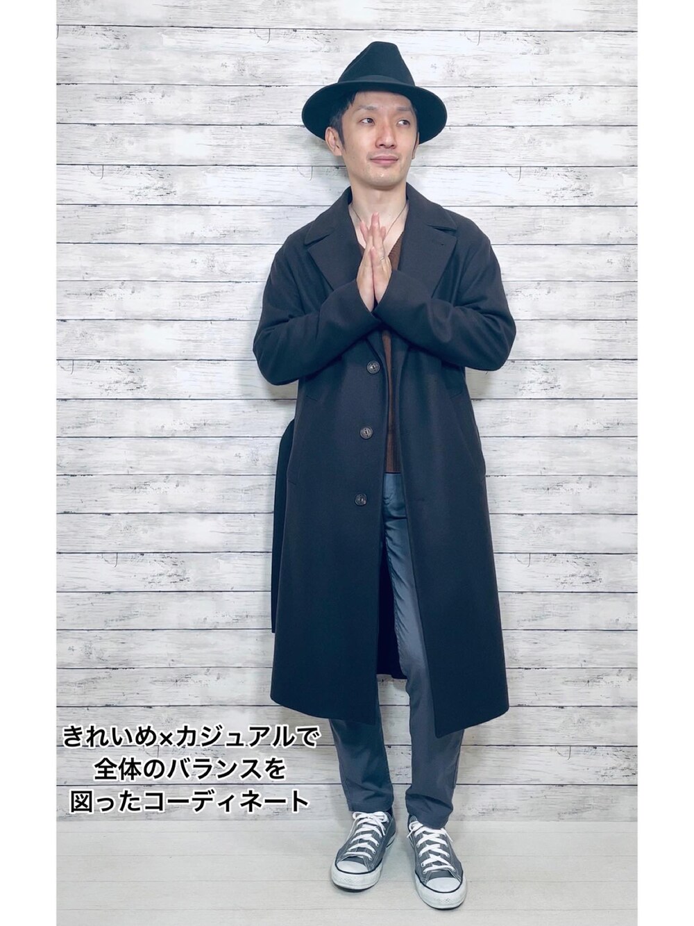 ブラウン系のジャケット/アウター、グレー系のスニーカー、ブラック系のハットを着用したメンズの冬コーディネートの4枚目の写真