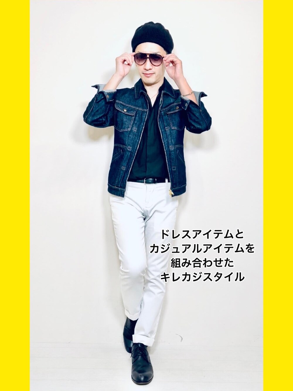 ブルー系のデニムジャケット、ホワイト系のスラックス、ブラック系のドレスシューズを着用したメンズの秋コーディネートの2枚目の写真