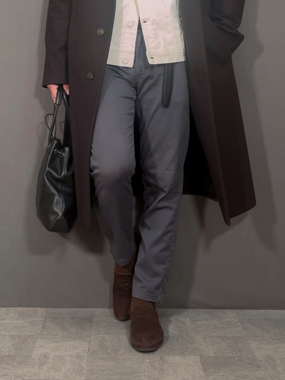 ホワイト系のシャツ/ブラウス、ブラウン系のチェスターコート、ブラウン系のローファーを着用したメンズの冬コーディネートの3枚目の写真