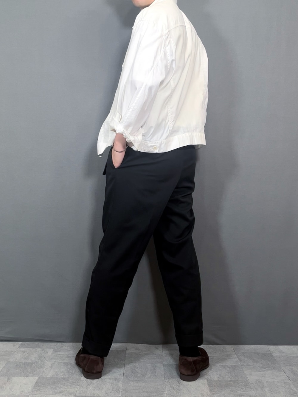 ホワイト系のシャツ/ブラウス、ブラック系のスラックス、ブラウン系のローファーを着用したメンズの夏コーディネートの4枚目の写真