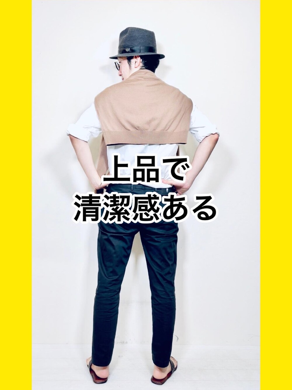 ホワイト系のシャツ/ブラウス、ブラック系のスラックス、ブラック系のハットを着用したメンズの夏コーディネートの3枚目の写真