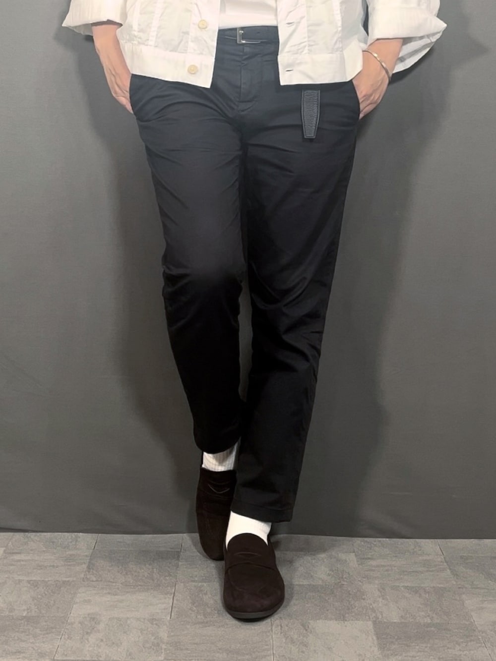 ホワイト系のシャツ/ブラウス、ホワイト系のTシャツ/カットソー、ブラック系のスラックスを着用したメンズの夏コーディネートの3枚目の写真