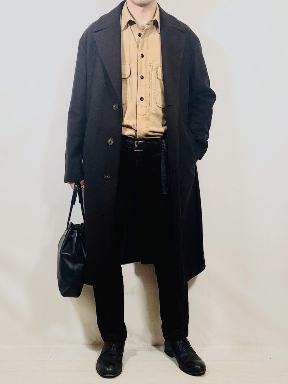 ベージュ系のシャツ/ブラウス、ブラウン系のジャケット/アウター、ブラウン系のパンツを着用したメンズの秋コーディネートの4枚目の写真